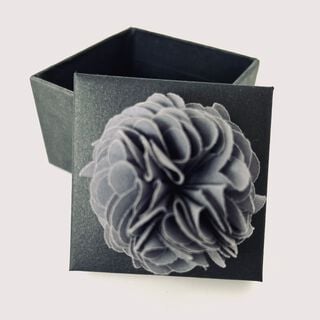 Pin de flor para saco color gris ,hi-res